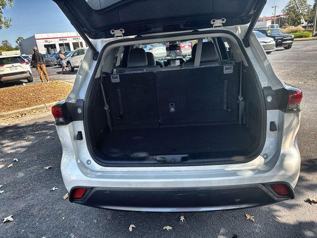 Photo of 2021 White Toyota Highlander