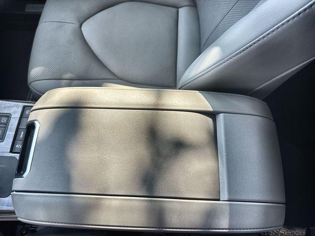 Photo of 2021 White Toyota Highlander