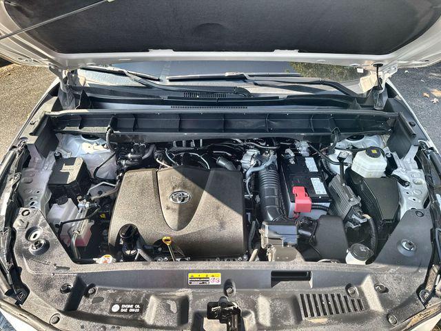 Photo of 2021 White Toyota Highlander