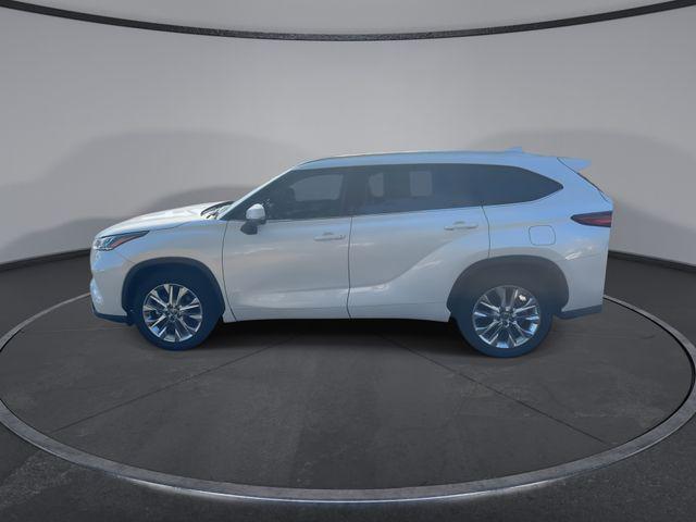 Photo of 2021 White Toyota Highlander