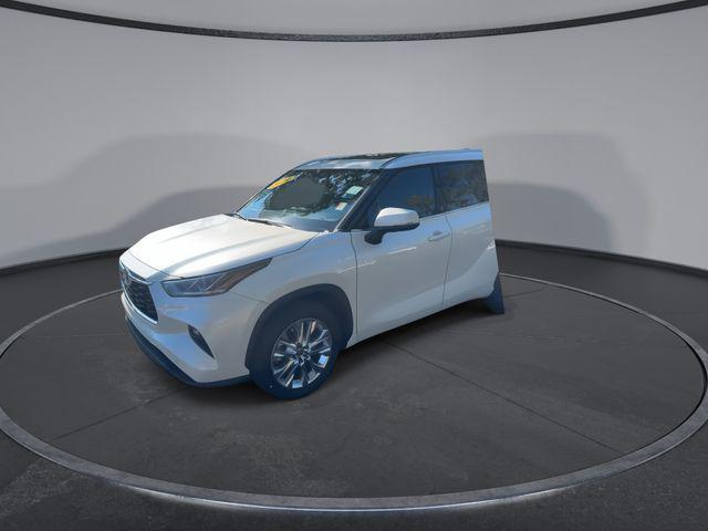 Photo of 2021 White Toyota Highlander