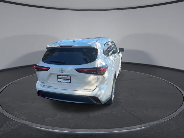 Photo of 2021 White Toyota Highlander