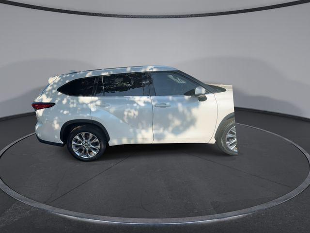 Photo of 2021 White Toyota Highlander
