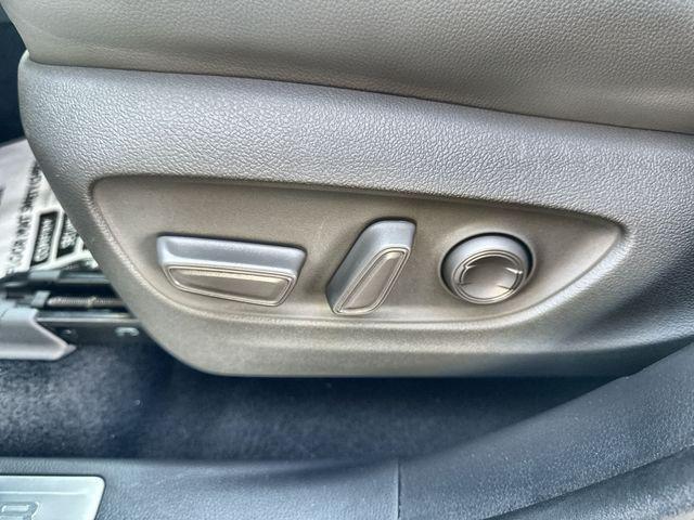 Photo of 2021 White Toyota Highlander