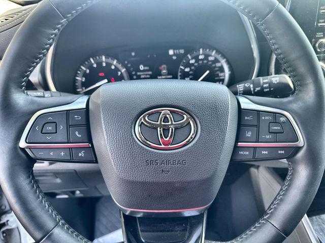 Photo of 2021 White Toyota Highlander