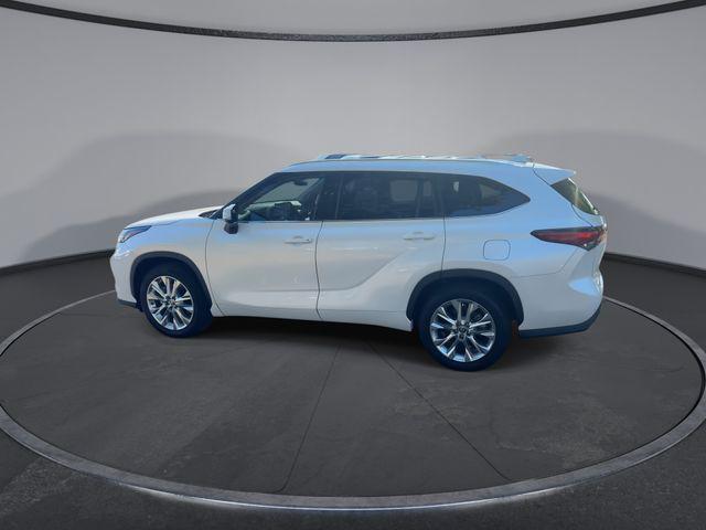 Photo of 2021 White Toyota Highlander