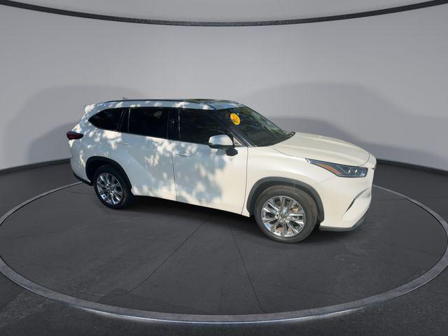 Photo of 2021 White Toyota Highlander