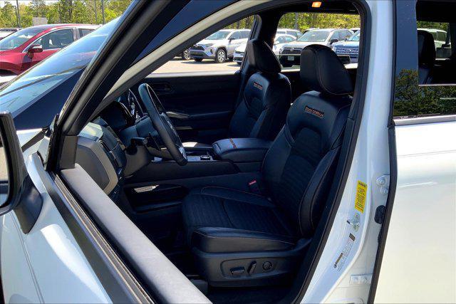 Photo of 2023 Pearl White Tricoat/Super Black Nissan Pathfinder