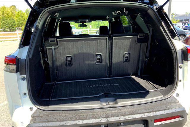 Photo of 2023 Pearl White Tricoat/Super Black Nissan Pathfinder