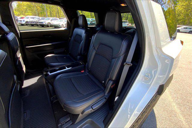 Photo of 2023 Pearl White Tricoat/Super Black Nissan Pathfinder