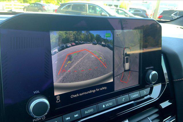 Photo of 2023 Pearl White Tricoat/Super Black Nissan Pathfinder