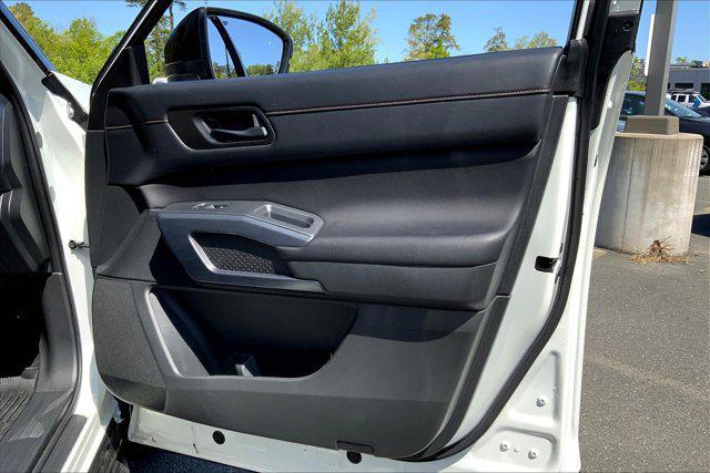 Photo of 2023 Pearl White Tricoat/Super Black Nissan Pathfinder
