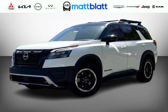 Photo of 2023 Pearl White Tricoat/Super Black Nissan Pathfinder