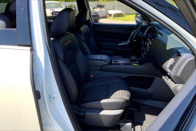 Photo of 2023 Pearl White Tricoat/Super Black Nissan Pathfinder