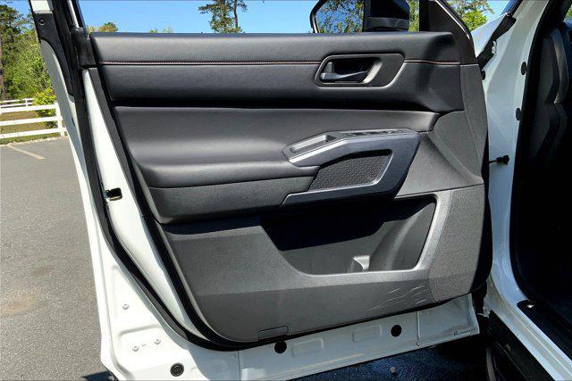Photo of 2023 Pearl White Tricoat/Super Black Nissan Pathfinder