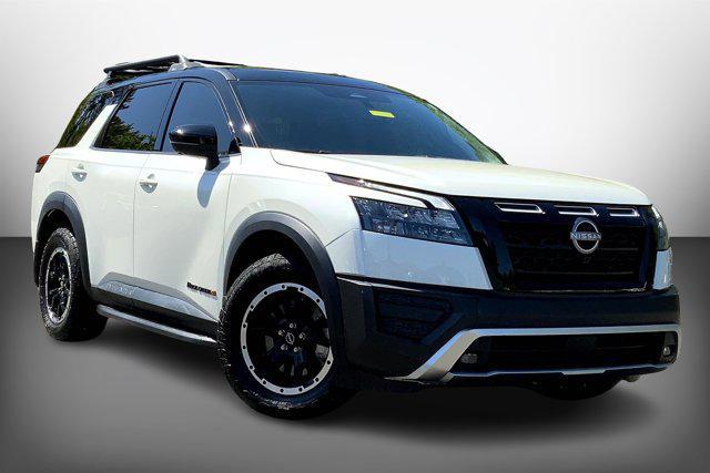 Photo of 2023 Pearl White Tricoat/Super Black Nissan Pathfinder