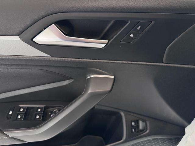 Photo of 2022 Oryx White Pearl Volkswagen Jetta