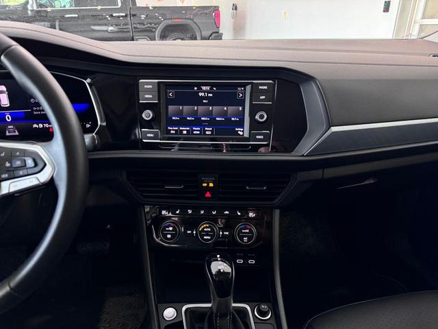 Photo of 2022 Oryx White Pearl Volkswagen Jetta