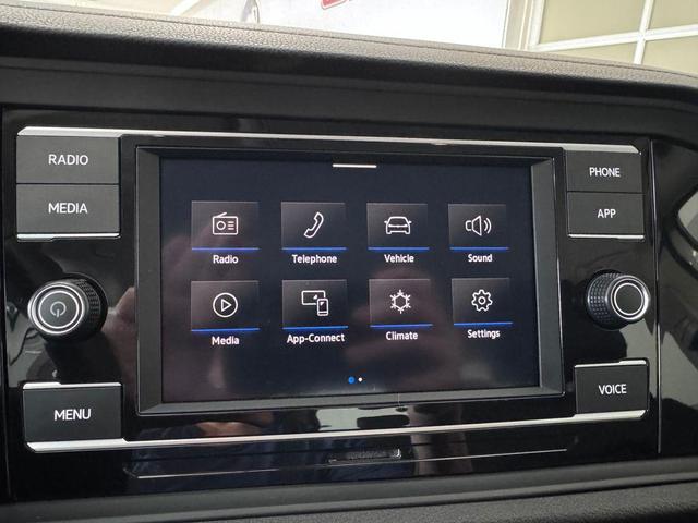 Photo of 2022 Oryx White Pearl Volkswagen Jetta