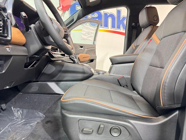 Photo of 2025 Summit White GMC Canyon