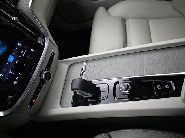 Photo of 2024 Crystal White Metallic Volvo S60