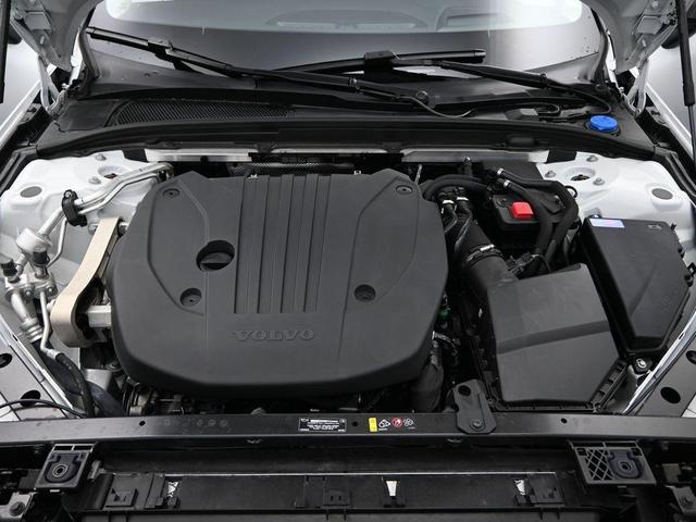 Photo of 2024 Crystal White Metallic Volvo S60