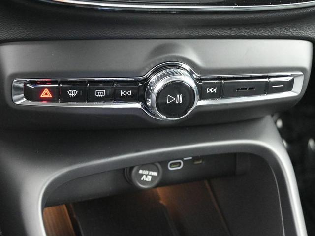 Photo of 2025 Metallic Volvo XC40