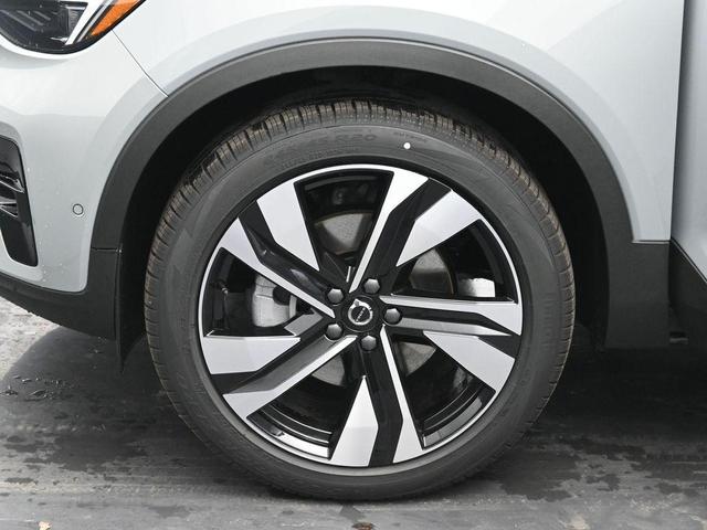 Photo of 2025 Metallic Volvo XC40