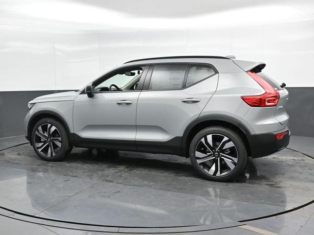 Photo of 2025 Metallic Volvo XC40