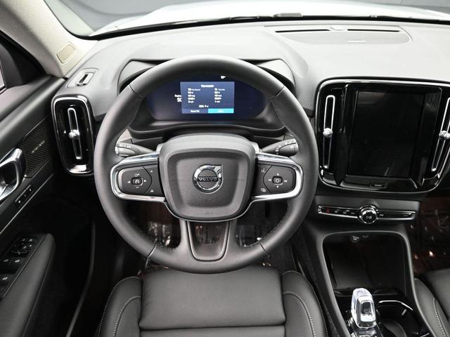 Photo of 2025 Metallic Volvo XC40