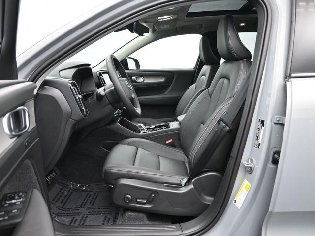 Photo of 2025 Metallic Volvo XC40