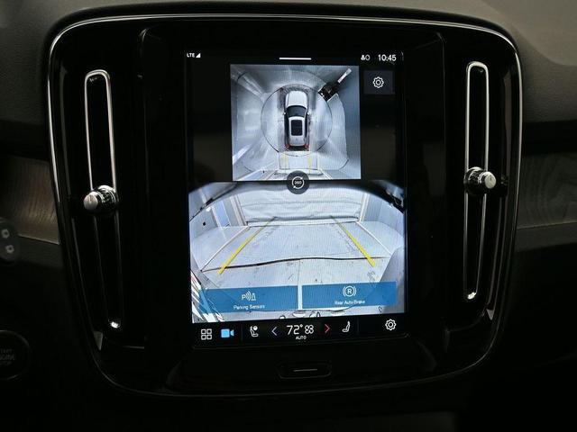 Photo of 2025 Metallic Volvo XC40