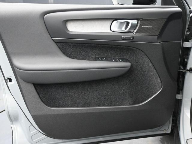 Photo of 2025 Metallic Volvo XC40
