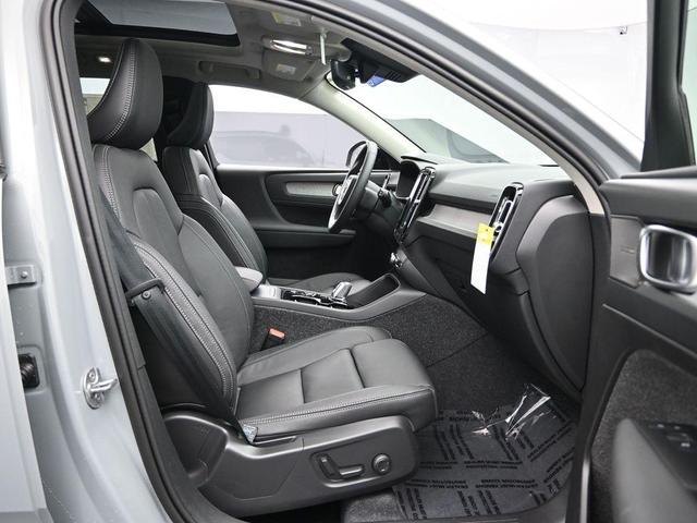 Photo of 2025 Metallic Volvo XC40