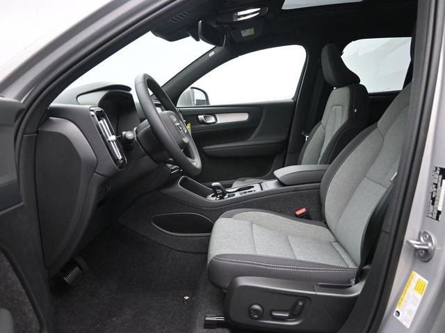 Photo of 2025 Silver Volvo XC40