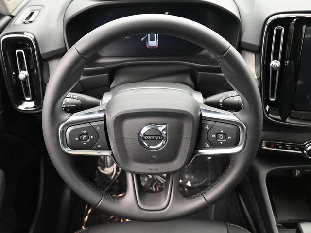 Photo of 2025 Crystal White Pearl Volvo XC40