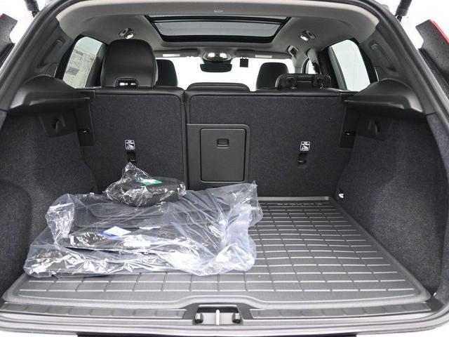 Photo of 2025 Crystal White Pearl Volvo XC40