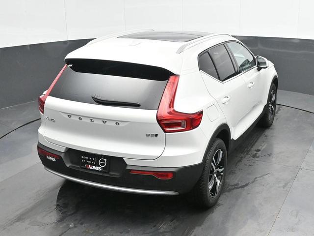 Photo of 2025 Crystal White Volvo XC40