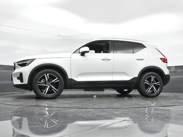 Photo of 2025 Crystal White Volvo XC40
