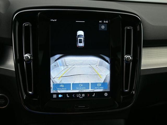 Photo of 2025 Crystal White Volvo XC40