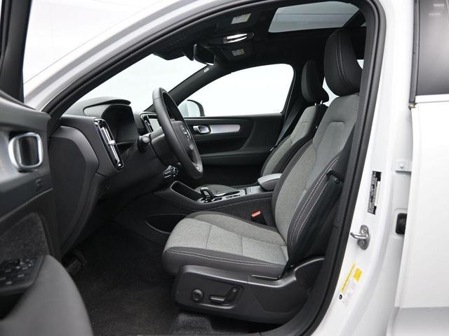 Photo of 2025 Crystal White Volvo XC40