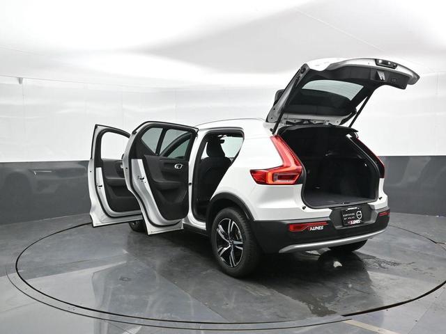 Photo of 2025 Crystal White Volvo XC40