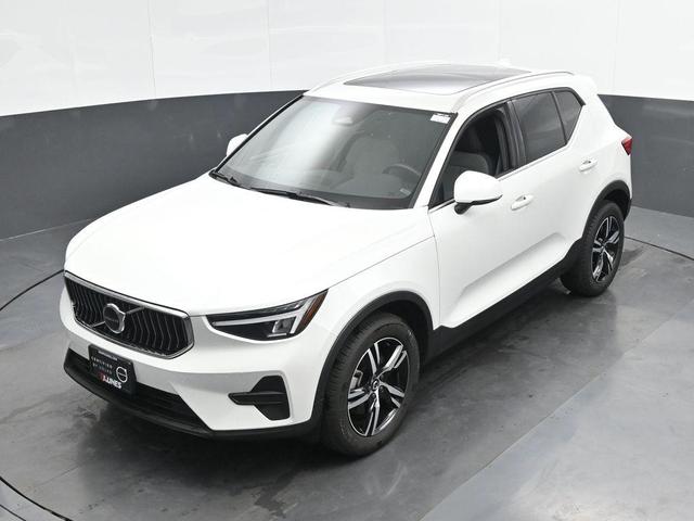 Photo of 2025 Crystal White Volvo XC40