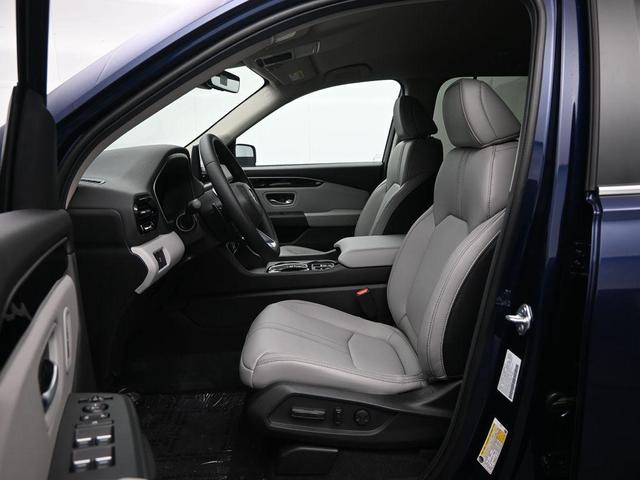 Photo of 2025 Obsidian Blue Pearl Honda Pilot