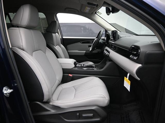 Photo of 2025 Obsidian Blue Pearl Honda Pilot