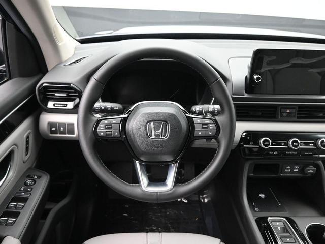 Photo of 2025 Obsidian Blue Pearl Honda Pilot