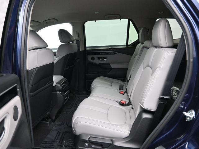 Photo of 2025 Obsidian Blue Pearl Honda Pilot
