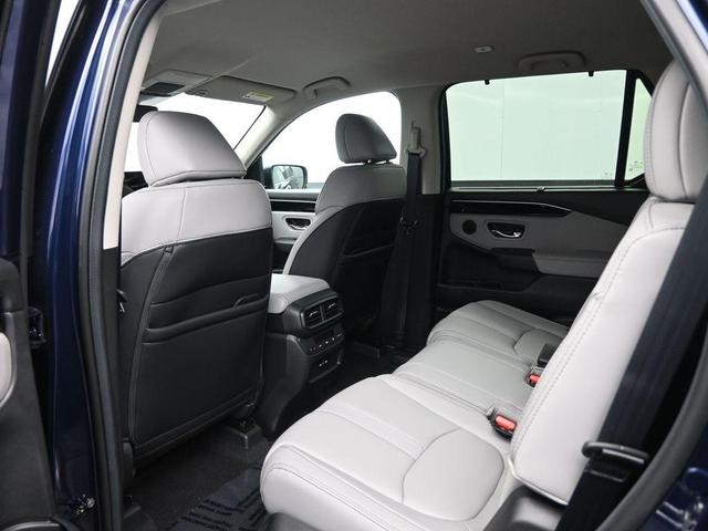 Photo of 2025 Obsidian Blue Pearl Honda Pilot