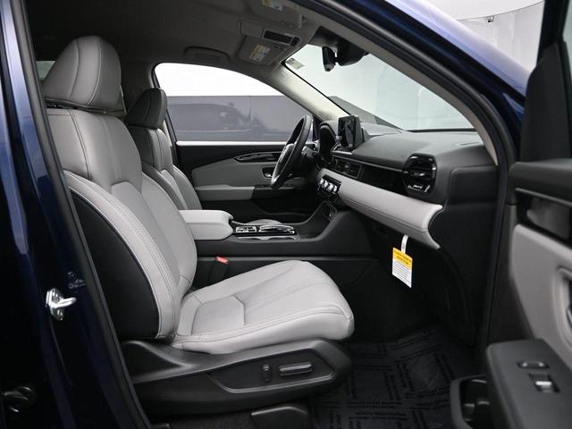 Photo of 2025 Obsidian Blue Pearl Honda Pilot