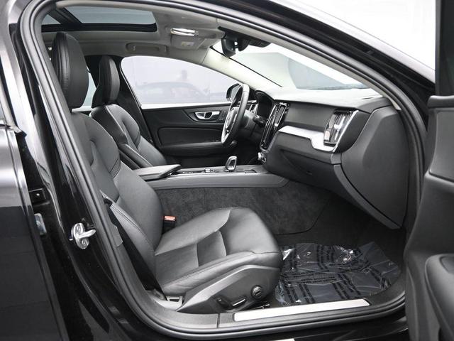 Photo of 2024 Onyx Black Metallic Volvo S60